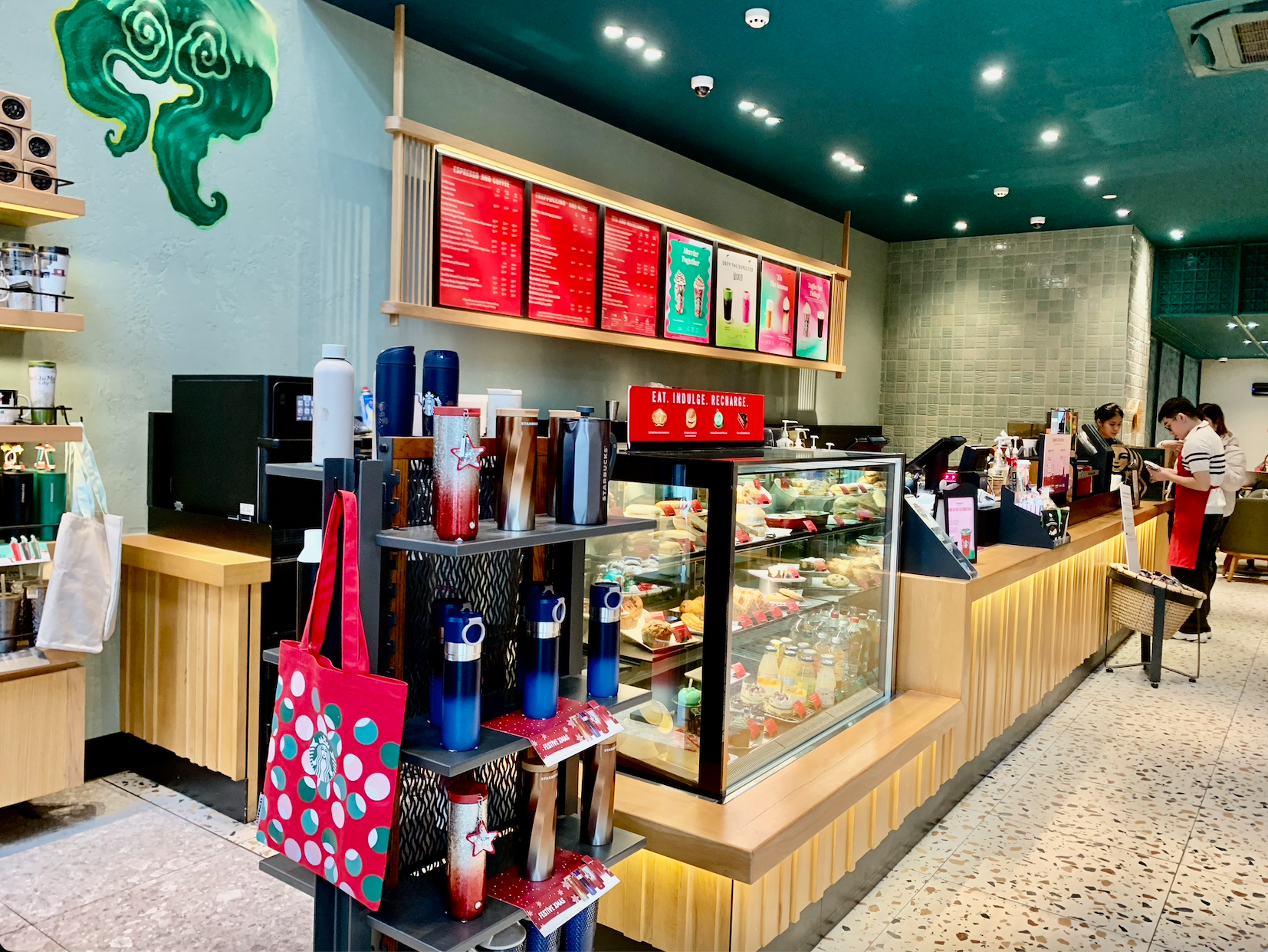 Starbucks chính thức thu phí túi giấy dùng 1 lần, toàn bộ tiền sẽ được trích ra cho hoạt động đặc biệt- Ảnh 1.