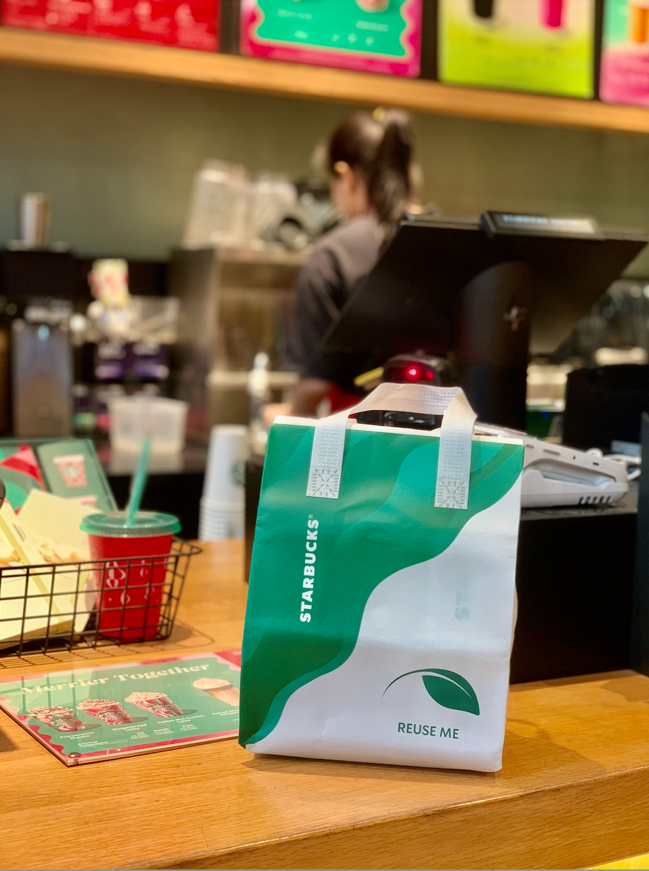 Starbucks chính thức thu phí túi giấy dùng 1 lần, toàn bộ tiền sẽ được trích ra cho hoạt động đặc biệt- Ảnh 3.