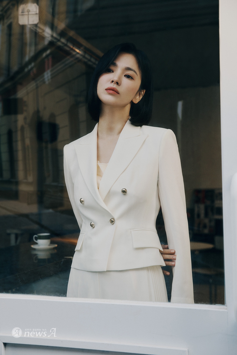 Ngắm mãi không chán những set áo blazer sang trọng của Song Hye Kyo- Ảnh 2.