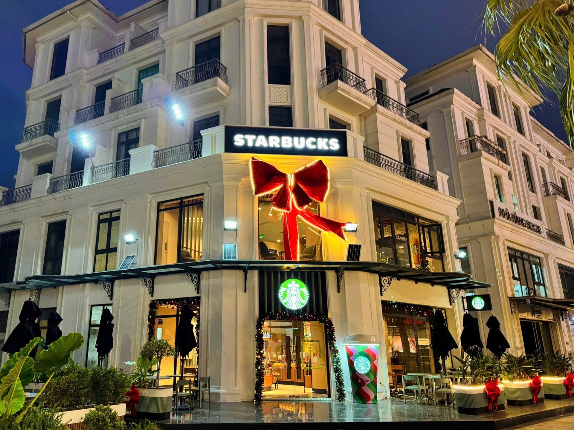 Vì sao Starbucks Việt Nam lại quyết định mở cửa hàng ồ ạt và phủ đến 16 tỉnh thành trong giai đoạn kinh tế khó khăn?- Ảnh 1.