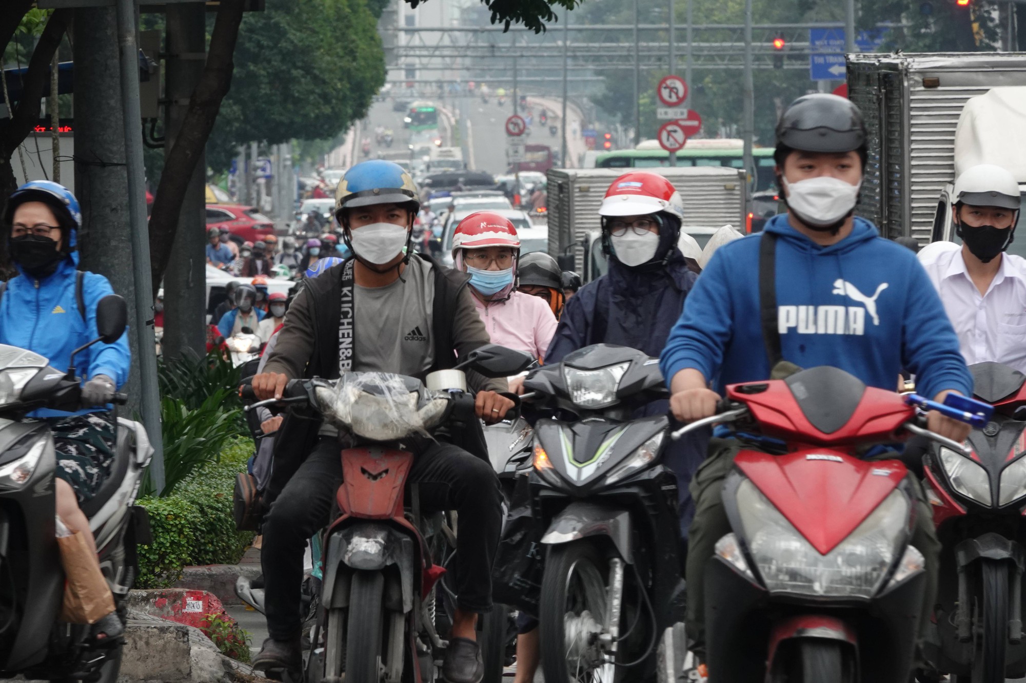 Thời tiết TP.HCM "dịu kha" sáng nay, nhiều nàng thơ diện áo dài xuống phố từ sớm- Ảnh 2.