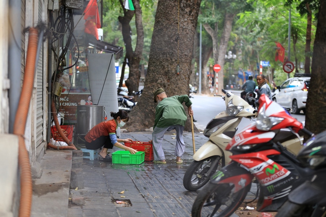 Ngày đẹp trời đi dạo phố cùng ông lão 61 tuổi và "thú cưng" nổi tiếng nhất Hà Nội: "Con Pạc Pạc nghe lời ông ấy răm rắp"- Ảnh 4.