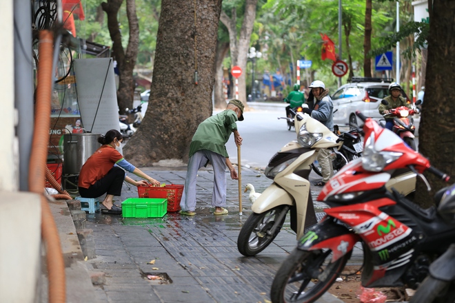 Ngày đẹp trời đi dạo phố cùng ông lão 61 tuổi và "thú cưng" nổi tiếng nhất Hà Nội: "Con Pạc Pạc nghe lời ông ấy răm rắp"- Ảnh 5.