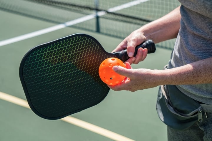 Đang chơi pickleball, người đàn ông bỗng đổ gục, nghi do đột quỵ- Ảnh 1.