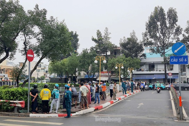 Tá hỏa phát hiện thi thể nổi trên kênh Nhiêu Lộc - Thị Nghè- Ảnh 2.