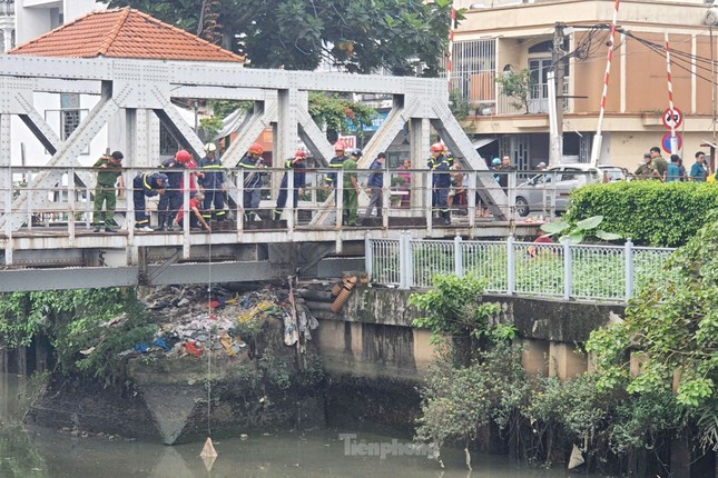 Tá hỏa phát hiện thi thể nổi trên kênh Nhiêu Lộc - Thị Nghè- Ảnh 1.