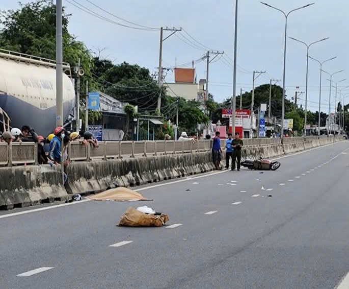 Xe máy va chạm giải phân cách trên Quốc lộ 1A, 2 cô cháu tử vong- Ảnh 1.