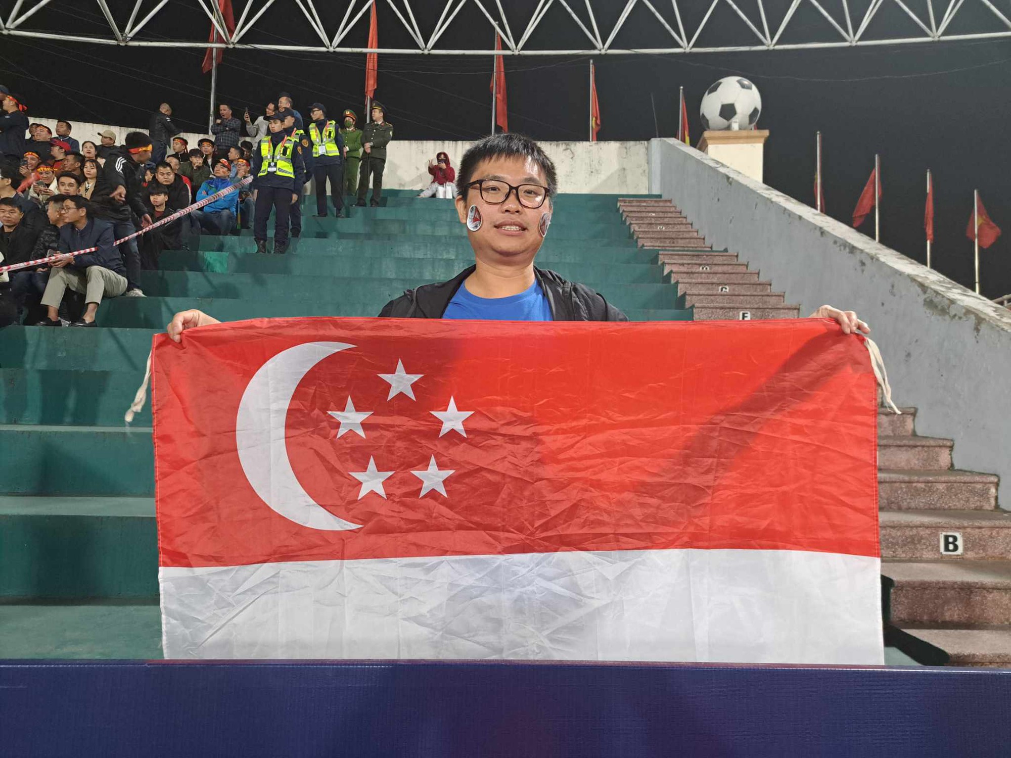 CĐV Singapore duy nhất đến Việt Trì: “Tuyển Việt Nam sẽ vô địch AFF Cup, các bạn quá mạnh”- Ảnh 1.