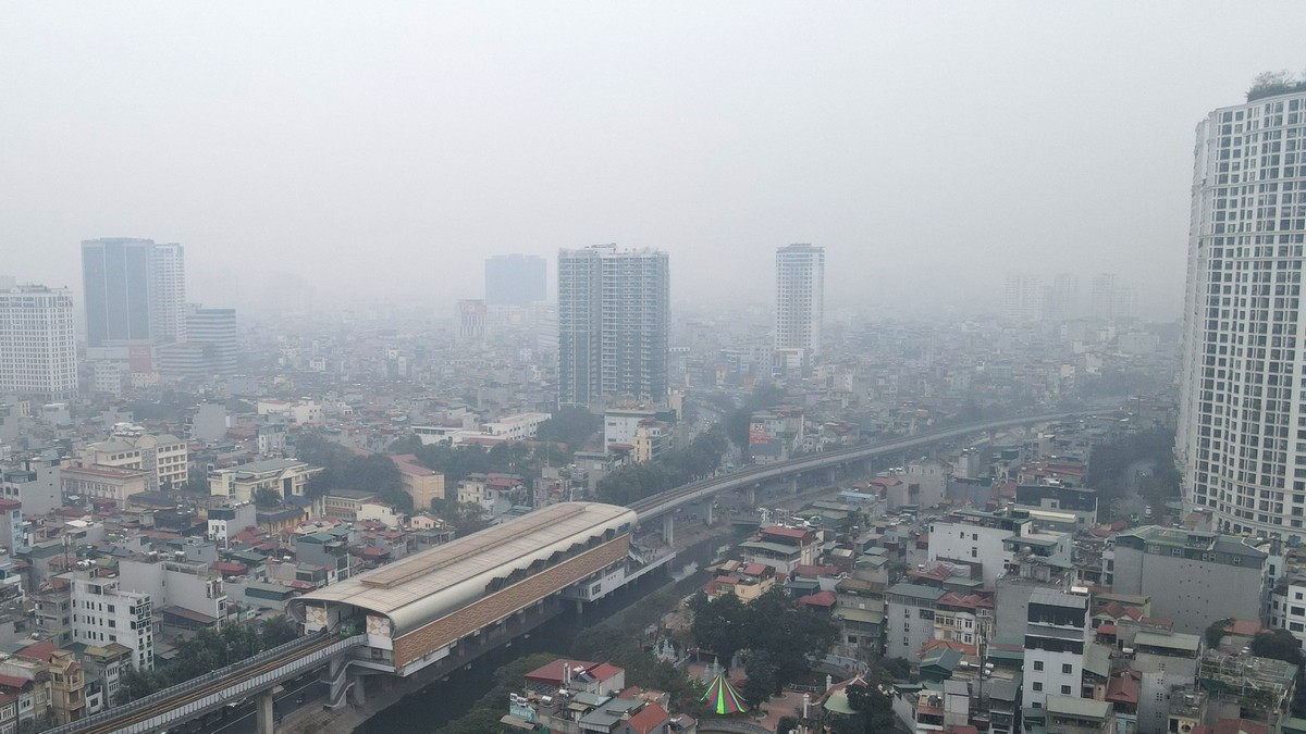 Hơn 10 giờ s&aacute;ng, H&agrave; Nội vẫn ch&igrave;m trong sương m&ugrave; d&agrave;y đặc- Ảnh 1.