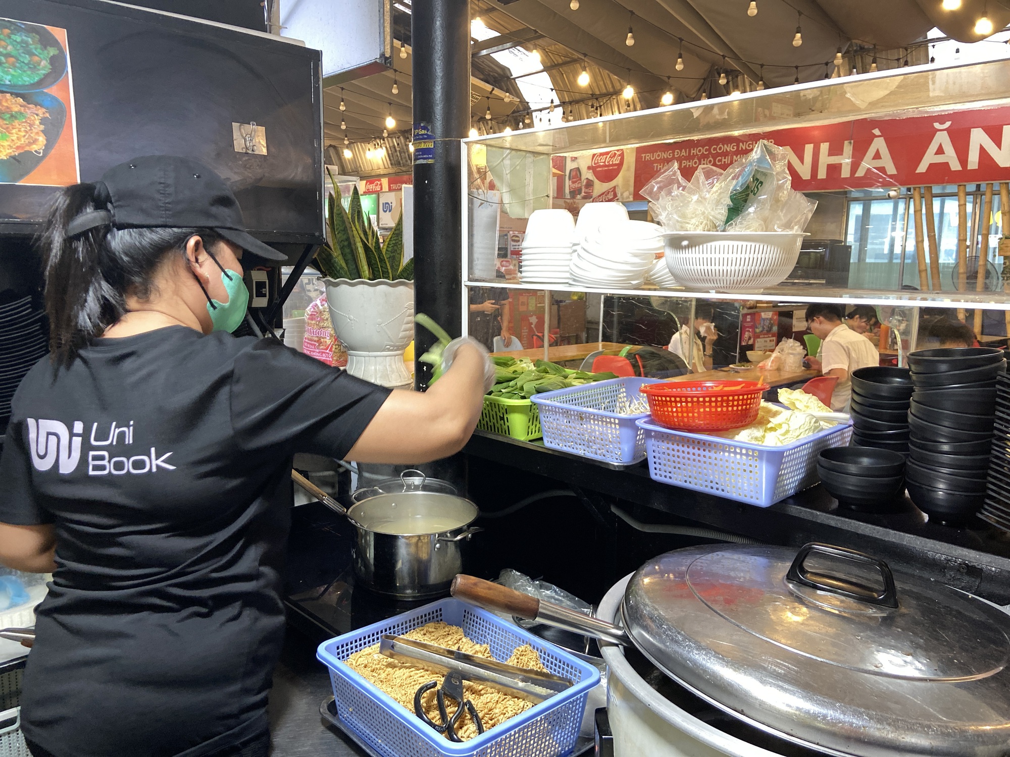 Ghé ĐH Công nghiệp TP.HCM ăn thử cơm canteen mà mê: Lắm món, ngon, rẻ, bảo sao sinh viên cứ hết tiết là phải chạy nước rút để tranh "slot"- Ảnh 6.