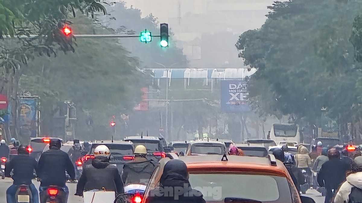 Hơn 10 giờ s&aacute;ng, H&agrave; Nội vẫn ch&igrave;m trong sương m&ugrave; d&agrave;y đặc- Ảnh 6.