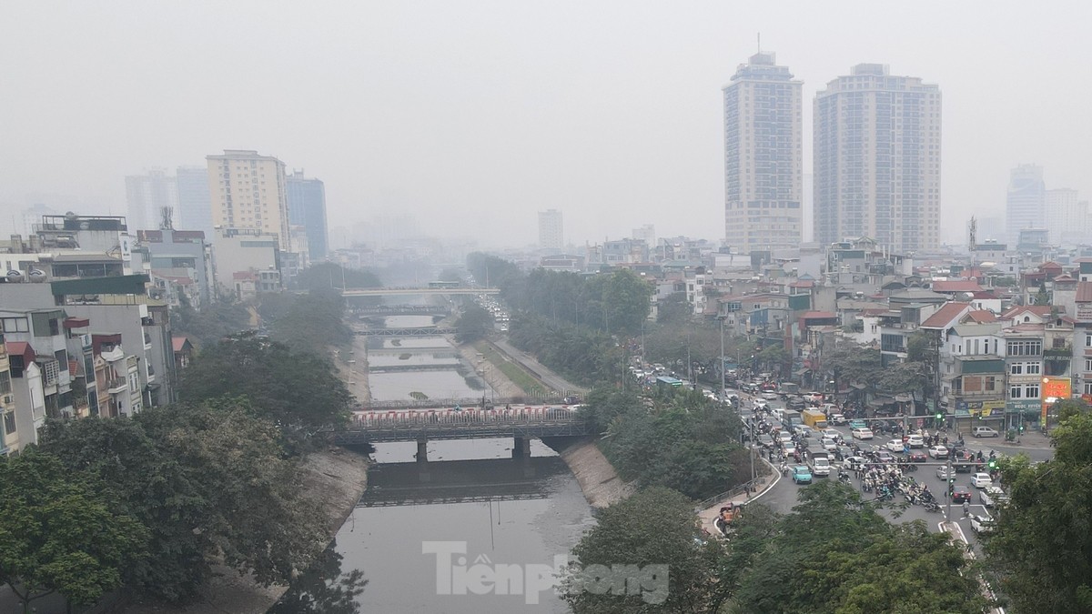 Hơn 10 giờ s&aacute;ng, H&agrave; Nội vẫn ch&igrave;m trong sương m&ugrave; d&agrave;y đặc- Ảnh 10.