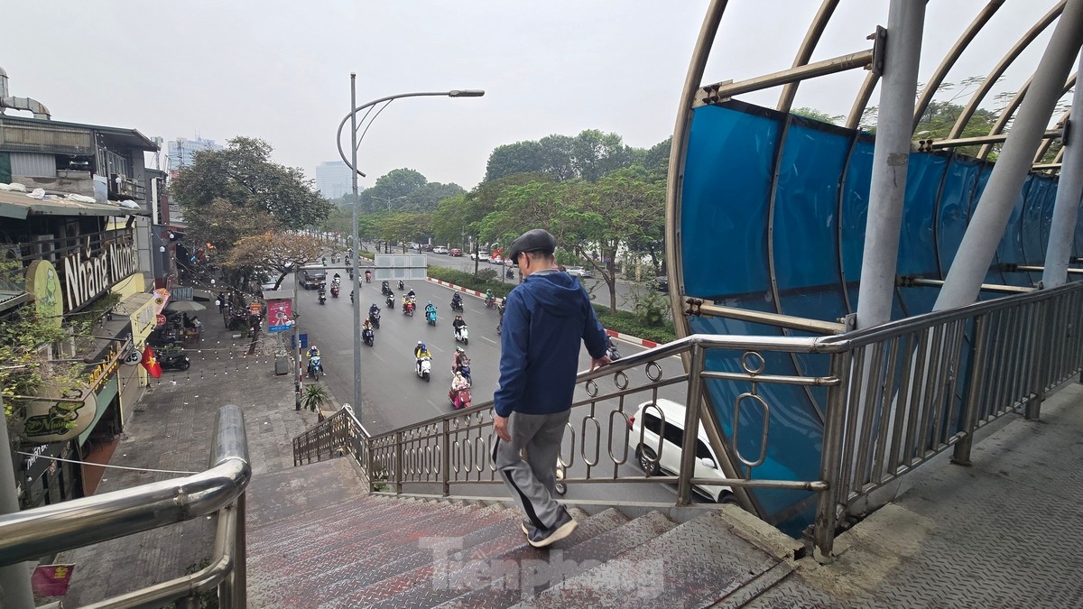 Hơn 10 giờ s&aacute;ng, H&agrave; Nội vẫn ch&igrave;m trong sương m&ugrave; d&agrave;y đặc- Ảnh 12.
