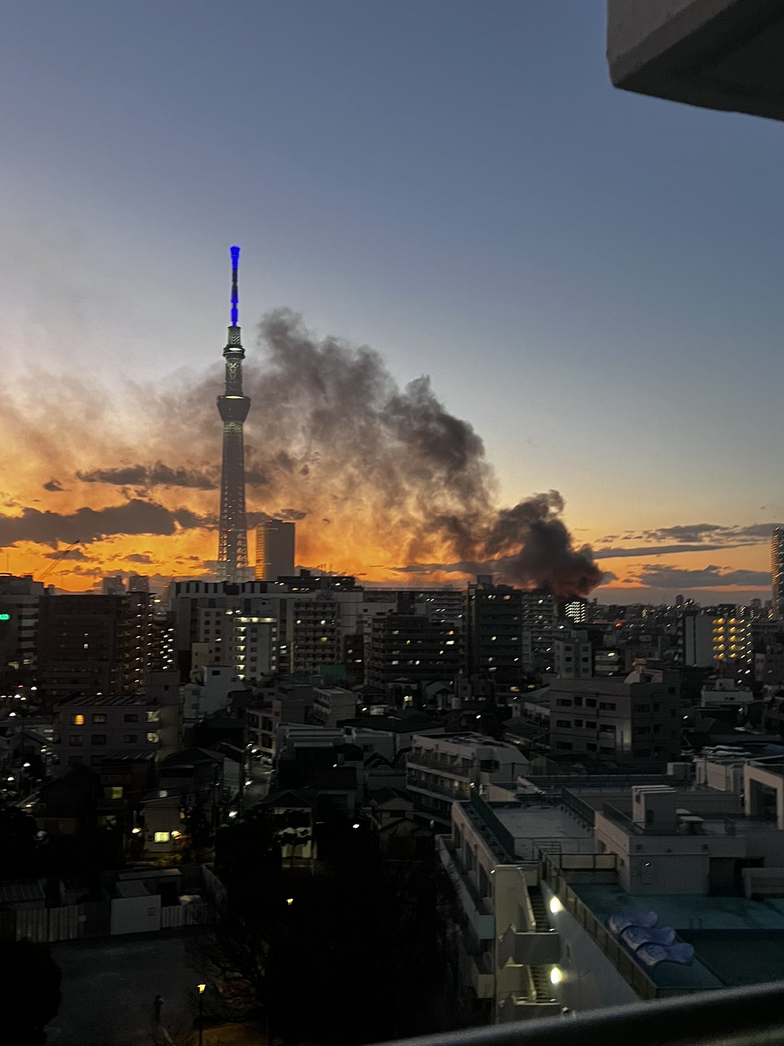 Nhật Bản: Cháy lớn bao trùm ít nhất 7 toà nhà tại Tokyo ngay trước thềm năm mới, 30 xe cứu hoả được điều động, nhiều người có thể vẫn mắc kẹt- Ảnh 1.