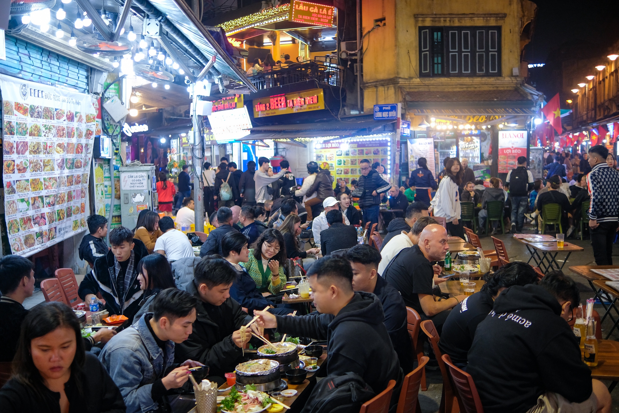 Khách Tây hoà chung không khí rộn ràng đang lan toả khắp Hà Nội, cùng đón năm mới trên phố Tạ Hiện- Ảnh 3.