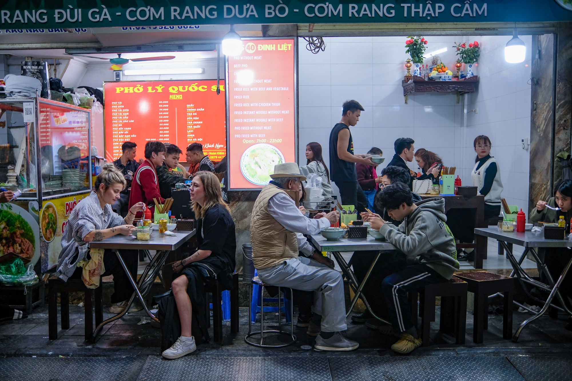 Khách Tây hoà chung không khí rộn ràng đang lan toả khắp Hà Nội, cùng đón năm mới trên phố Tạ Hiện- Ảnh 4.