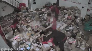 Clip nhóm shipper ẩu đả bên trong kho hàng nhưng dân mạng lại chỉ 