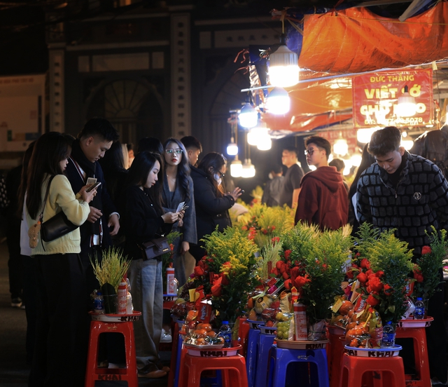 Hàng trăm người Hà Nội chen chân trong đêm để làm 1 điều vào đúng 0h mùng 1 âm lịch cuối cùng của năm 2024- Ảnh 3.