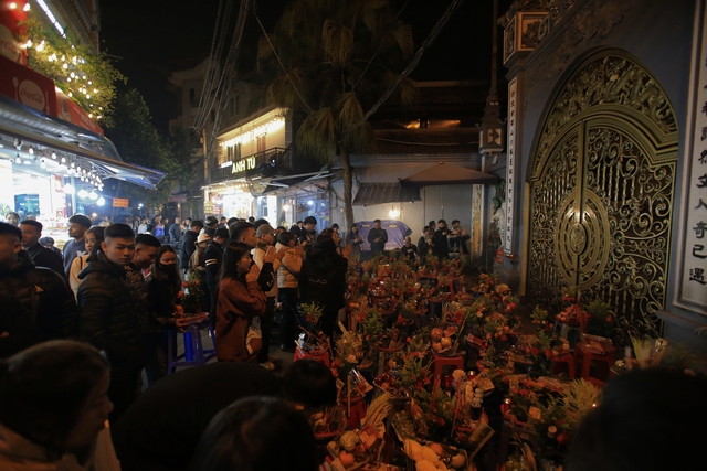 Hàng trăm người Hà Nội chen chân trong đêm để làm 1 điều vào đúng 0h mùng 1 âm lịch cuối cùng của năm 2024- Ảnh 8.