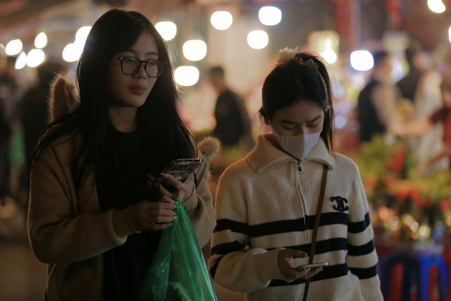 Hàng trăm người Hà Nội chen chân trong đêm để làm 1 điều vào đúng 0h mùng 1 âm lịch cuối cùng của năm 2024- Ảnh 2.