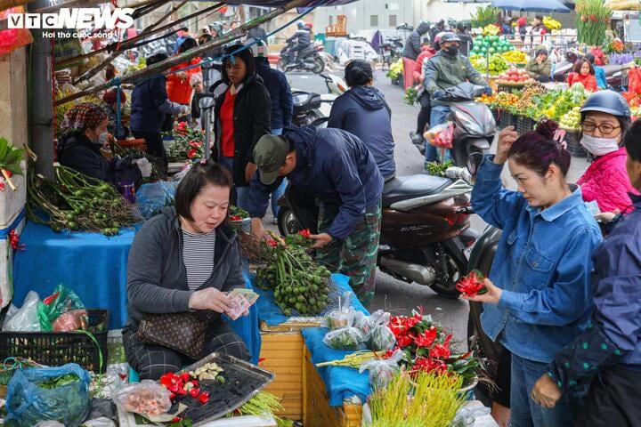 Cảnh khác lạ ở chợ Hà Nội trong ngày đầu tháng giáp Tết- Ảnh 5.