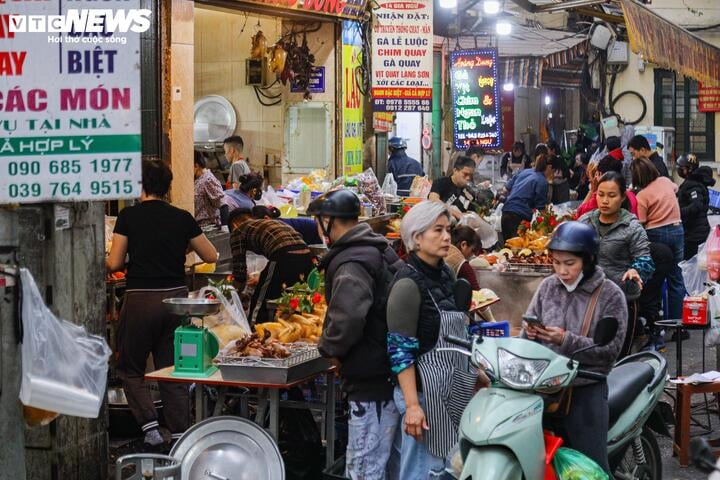 Cảnh khác lạ ở chợ Hà Nội trong ngày đầu tháng giáp Tết- Ảnh 8.