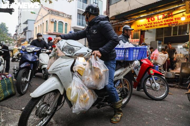 Cảnh khác lạ ở chợ Hà Nội trong ngày đầu tháng giáp Tết- Ảnh 11.