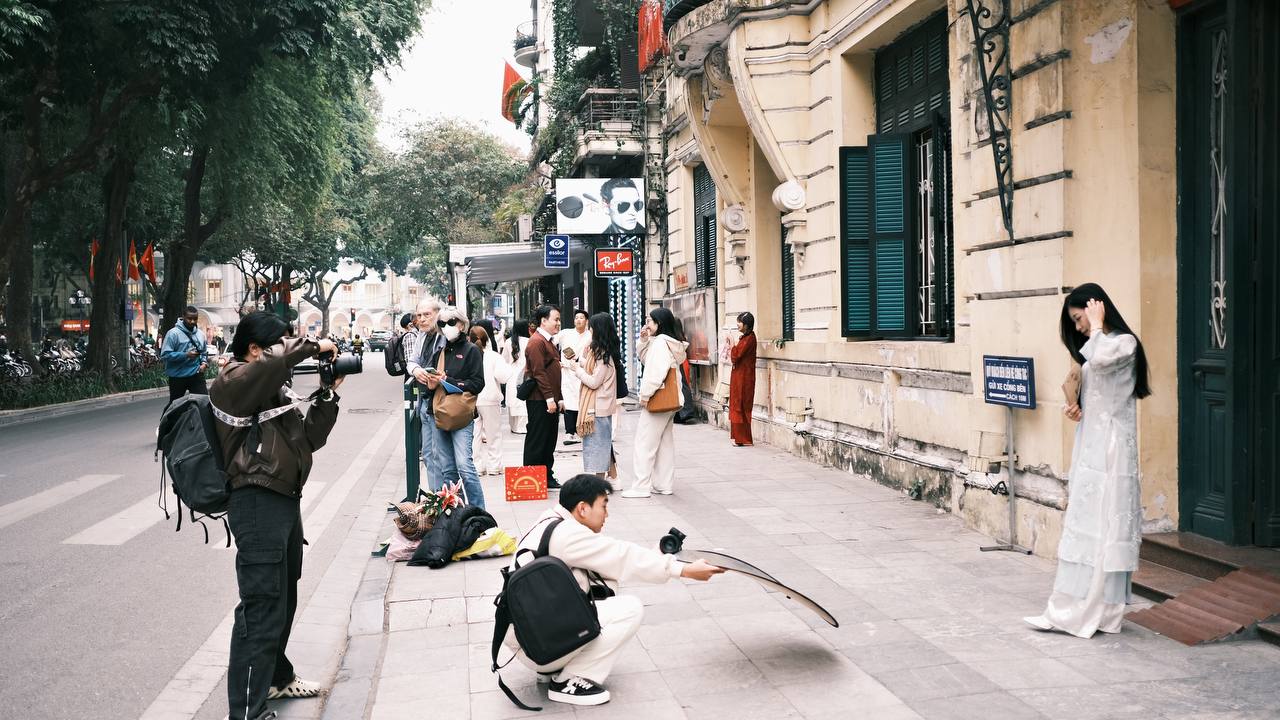 Hà Nội ngày cuối cùng của 2024: Hàng trăm 'nàng thơ' xúng xính đi chụp áo dài, phố phường nhộn nhịp ngập tràn không khí xuân- Ảnh 20.