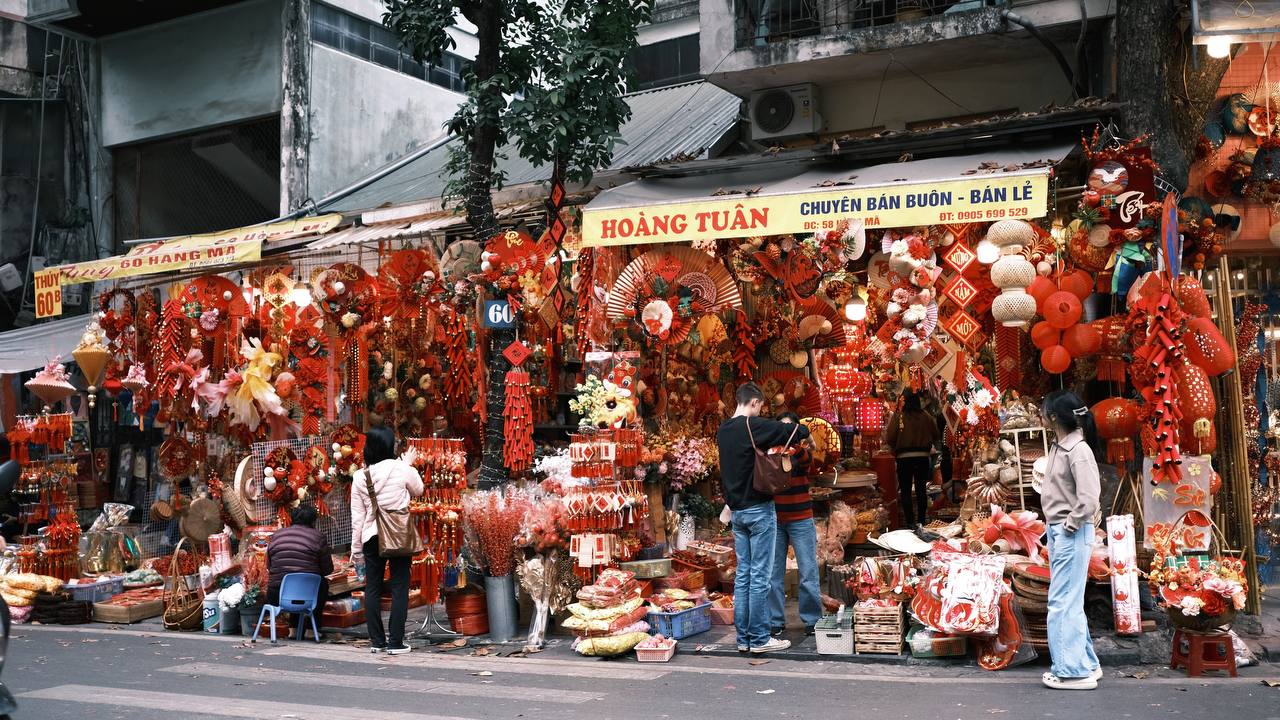 Hà Nội ngày cuối cùng của 2024: Hàng trăm 'nàng thơ' xúng xính đi chụp áo dài, phố phường nhộn nhịp ngập tràn không khí xuân- Ảnh 8.