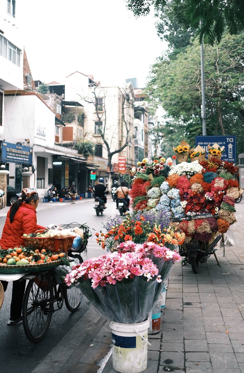 Hà Nội ngày cuối cùng của 2024: Hàng trăm 'nàng thơ' xúng xính đi chụp áo dài, phố phường nhộn nhịp ngập tràn không khí xuân- Ảnh 22.