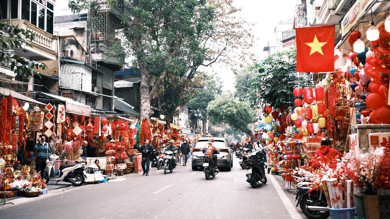 Hà Nội ngày cuối cùng của 2024: Hàng trăm 'nàng thơ' xúng xính đi chụp áo dài, phố phường nhộn nhịp ngập tràn không khí xuân- Ảnh 11.