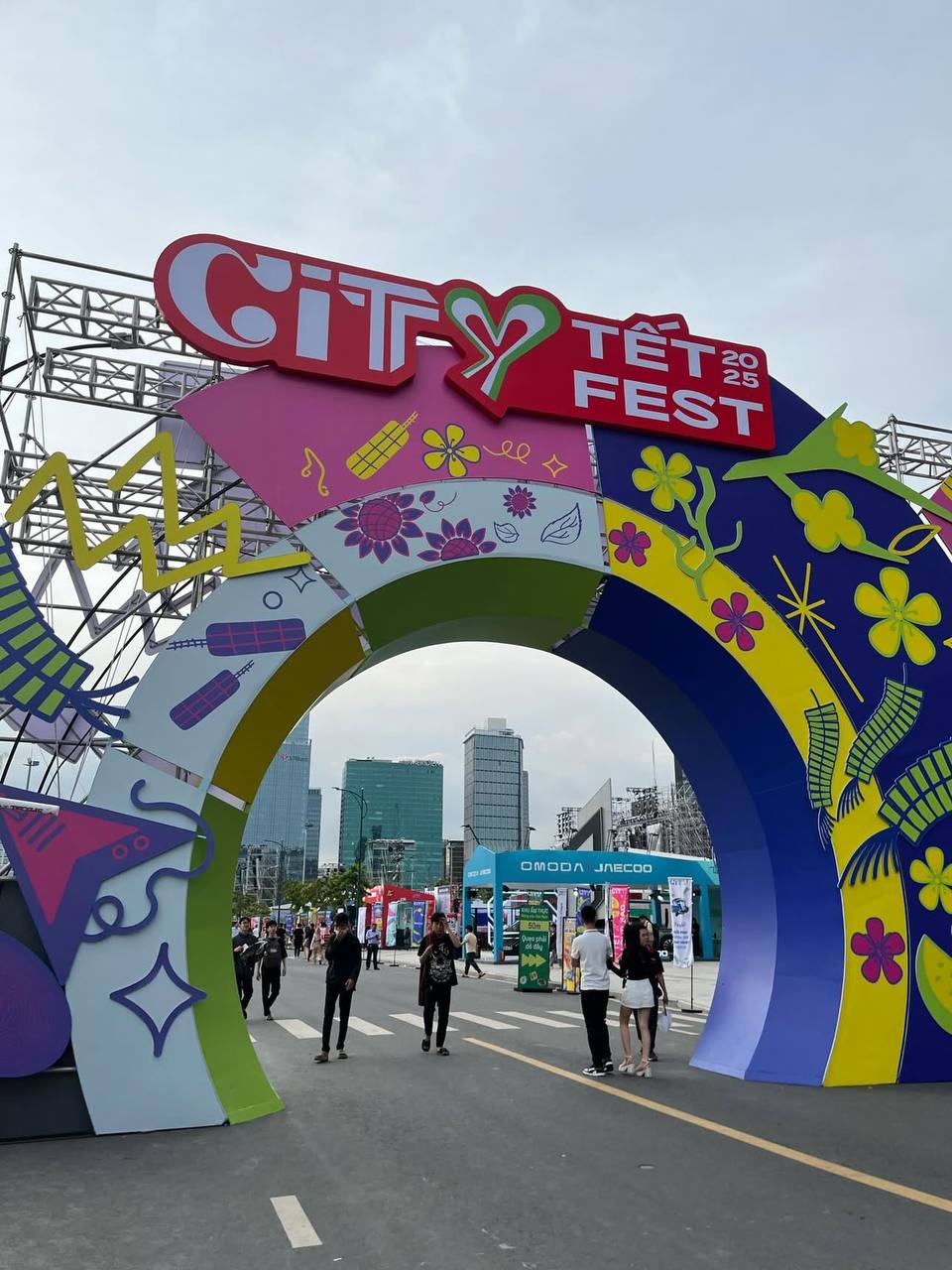 Trước giờ G tại City Tết Fest 2025: Không khí lễ hội sôi động, trải nghiệm độc đáo hút giới trẻ, hàng ngàn người sẵn sàng "quẩy bung nóc" đêm cuối năm- Ảnh 1.