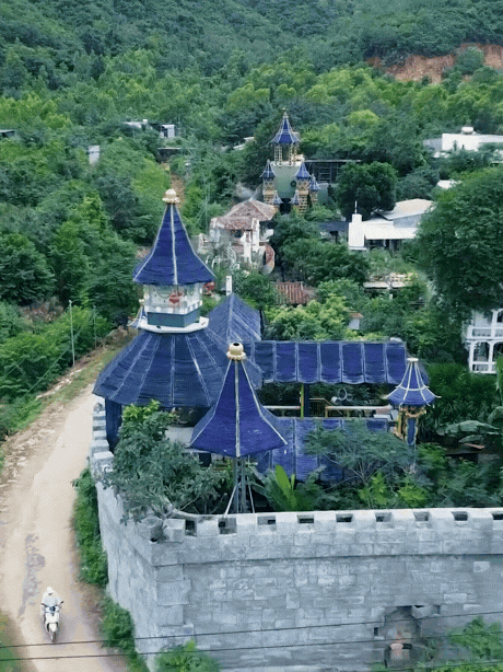 Người đàn ông Nha Trang xây