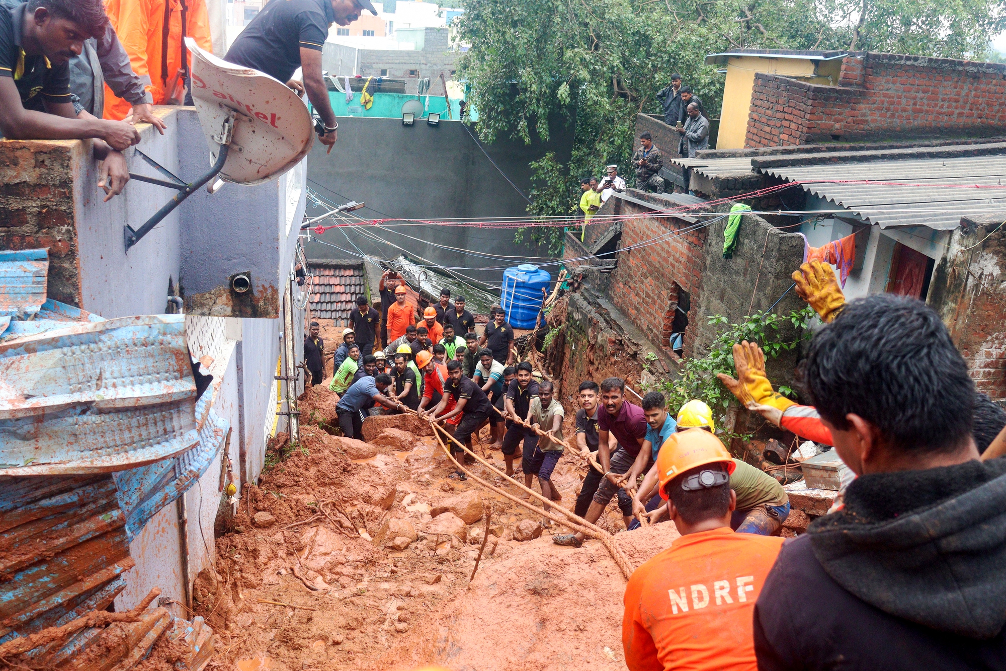 Bão Fengal tàn phá bang Tamil Nadu của Ấn Độ, ít nhất 12 người tử vong- Ảnh 2.