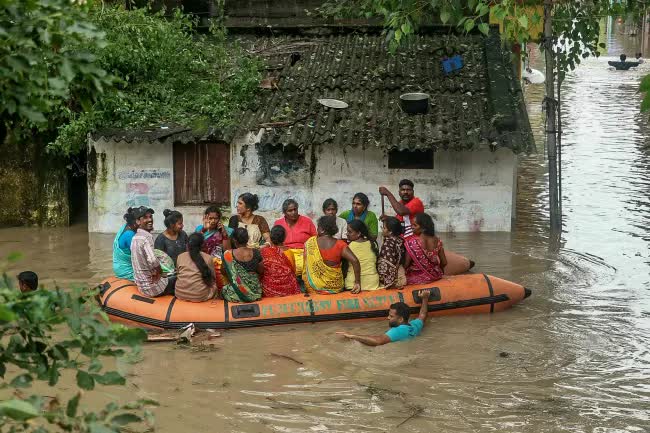 Bão Fengal tàn phá bang Tamil Nadu của Ấn Độ, ít nhất 12 người tử vong- Ảnh 1.