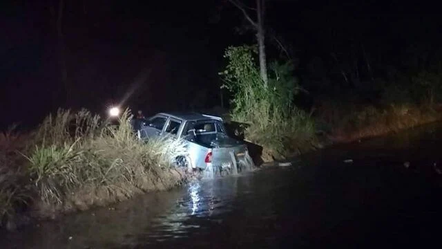 Đỗ xe bên cạnh ao nước, khi tài xế nhận ra tai họa thì đã muộn, đội cứu hộ tiết lộ chi tiết đau lòng- Ảnh 1.