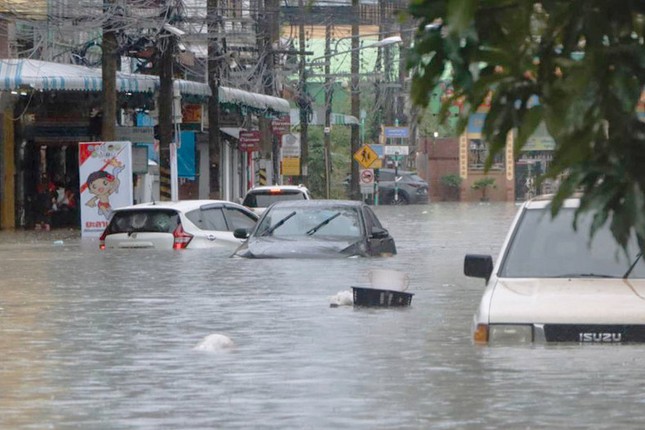 Khách du lịch Thái Lan, Malaysia mắc kẹt trong lũ lụt- Ảnh 2.