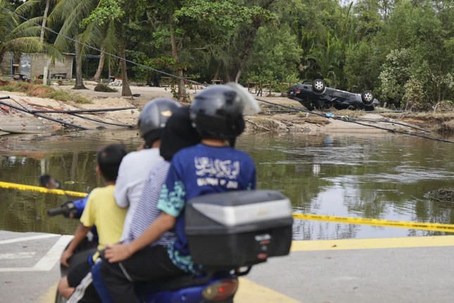 Khách du lịch Thái Lan, Malaysia mắc kẹt trong lũ lụt- Ảnh 3.