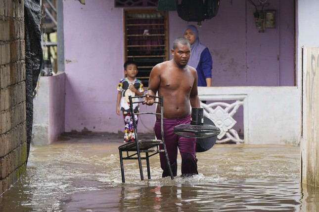 Khách du lịch Thái Lan, Malaysia mắc kẹt trong lũ lụt- Ảnh 1.