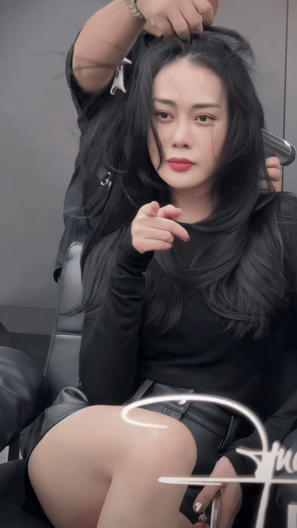 Phương Oanh ngồi trước gương 30 gi&acirc;y, triệu người phục s&aacute;t đất- Ảnh 2.