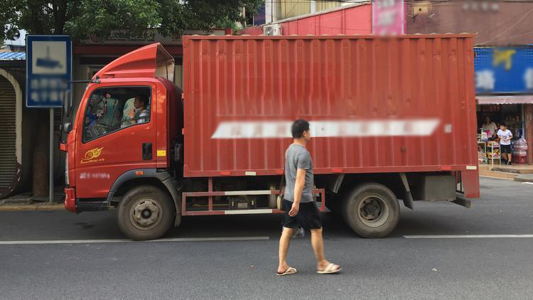 Thấy người phụ nữ đặt xe tải giao 1 th&ugrave;ng sữa, t&agrave;i xế l&aacute;i thẳng đến đồn cảnh s&aacute;t: Ph&aacute;t hiện 70 triệu đồng b&ecirc;n trong, chặn đứng 1 vụ lừa đảo- Ảnh 1.