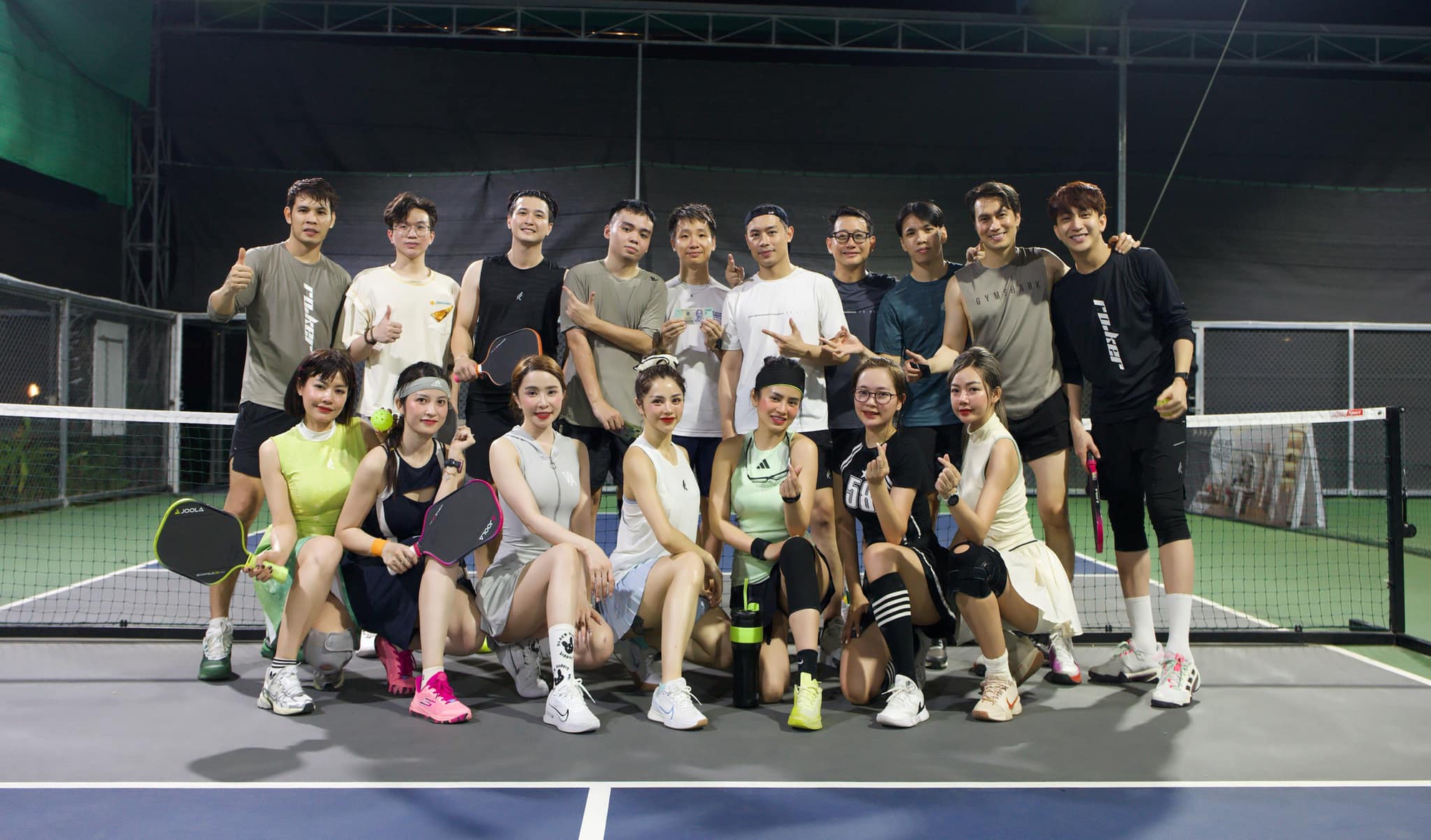 Diễn viên Huỳnh Anh và vợ MC hơn 6 tuổi chơi pickleball, hết hot trend vẫn lên sân 