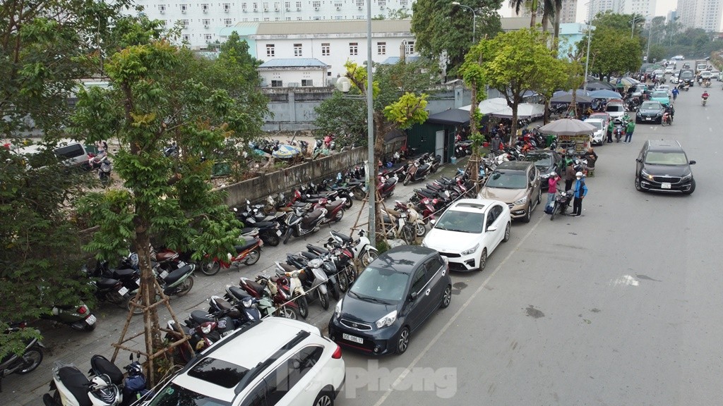 B&atilde;i xe quanh Bệnh viện K T&acirc;n Triều trưng biển "c&oacute; ph&eacute;p" nhưng thu ph&iacute; "v&ocirc; ph&eacute;p"- Ảnh 1.