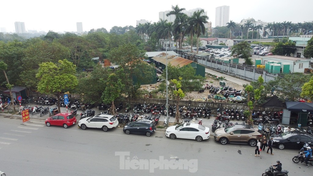 B&atilde;i xe quanh Bệnh viện K T&acirc;n Triều trưng biển "c&oacute; ph&eacute;p" nhưng thu ph&iacute; "v&ocirc; ph&eacute;p"- Ảnh 5.