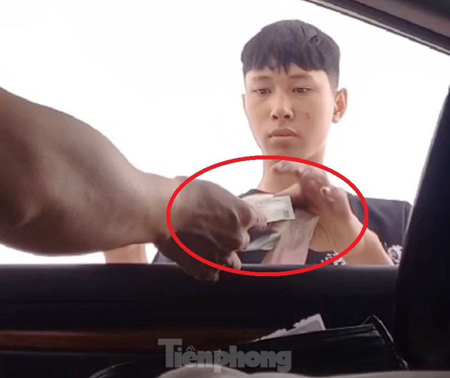 B&atilde;i xe quanh Bệnh viện K T&acirc;n Triều trưng biển "c&oacute; ph&eacute;p" nhưng thu ph&iacute; "v&ocirc; ph&eacute;p"- Ảnh 9.