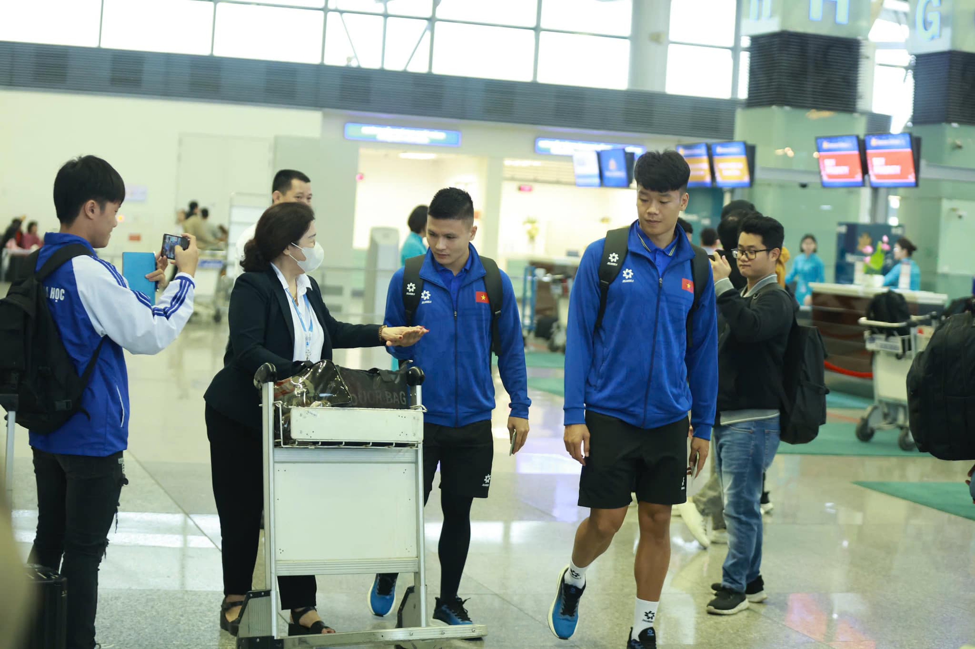 ĐT Việt Nam lên đường chinh phục ngôi vương AFF Cup: Dàn trai đẹp 8 múi hội tụ nhưng sao nhập tịch Xuân Son mới chiếm trọn spotlight- Ảnh 6.