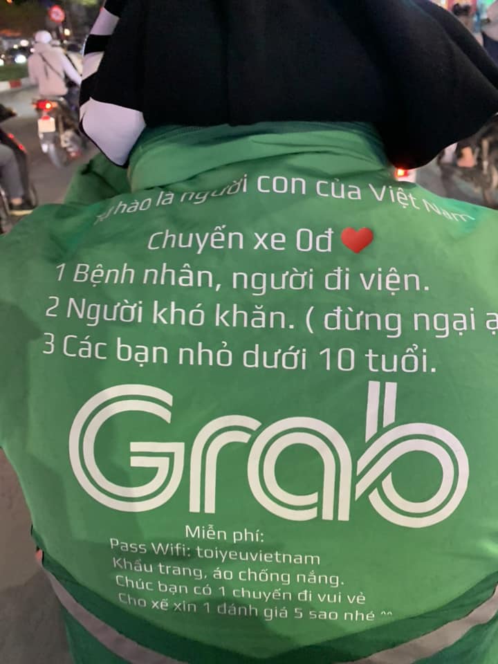 Dòng chữ tự in phía sau lưng tài xế Grab khiến nữ hành khách cay mắt, biết danh tính càng bất ngờ- Ảnh 1.