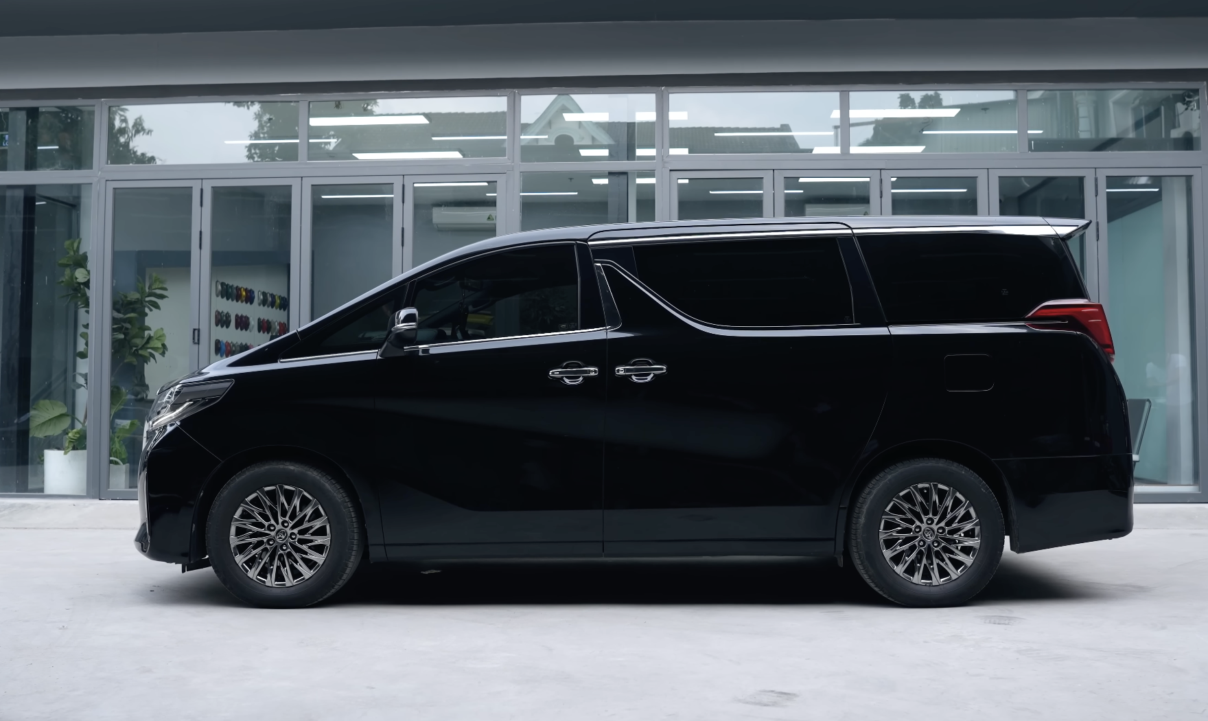 'Anh tài' Tuấn Hưng nâng cấp nội thất Toyota Alphard sau 4 năm sử dụng: Hàng ghế 2 xoay 360 độ, biến xe thành sân khấu mini với dàn loa khủng- Ảnh 7.