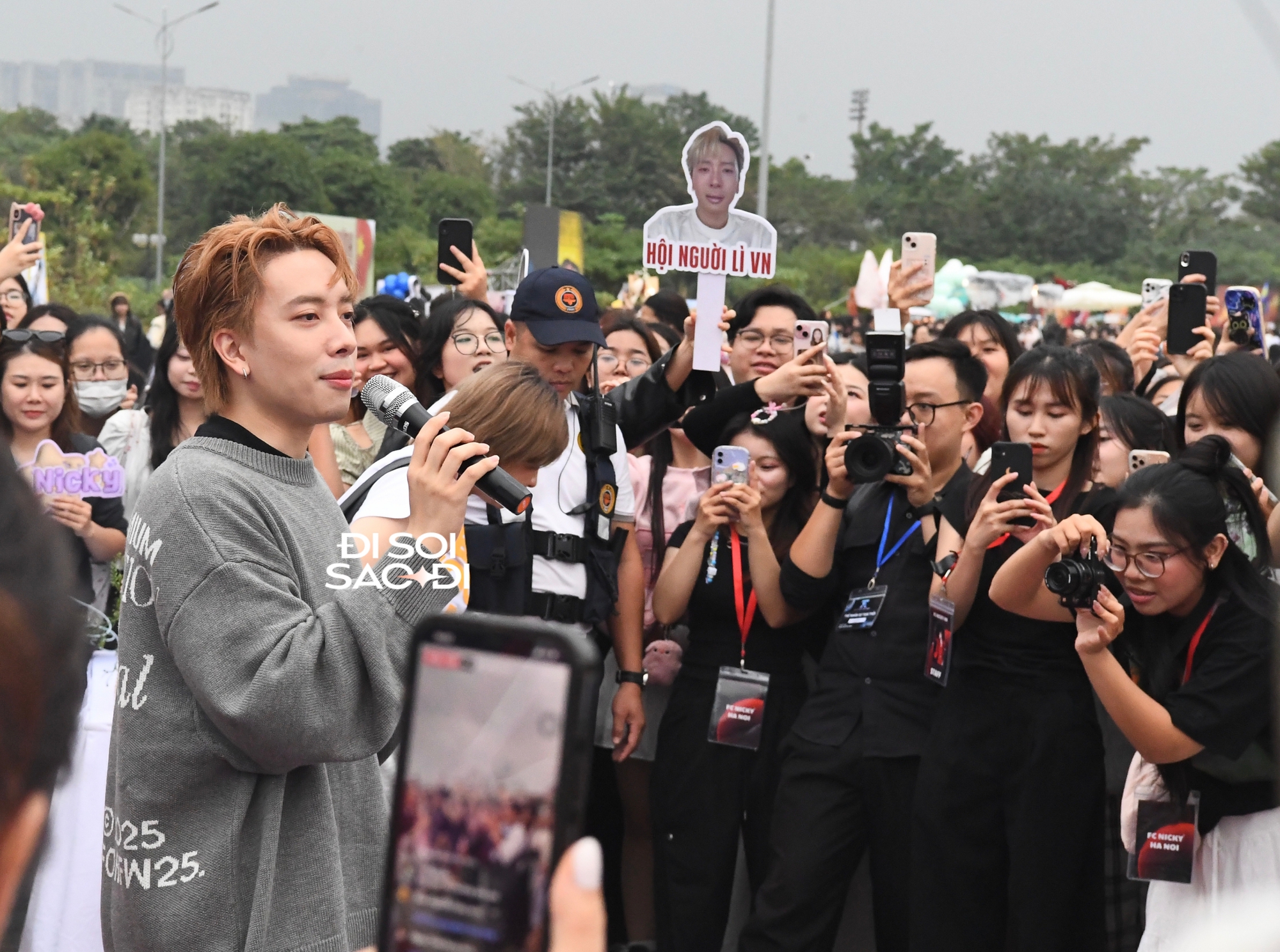 NGAY LÚC NÀY: Đông nghẹt fan đổ bộ SVĐ Mỹ Đình cổ vũ các Anh Trai Say Hi, thần tượng Kpop cũng chỉ đến thế!- Ảnh 10.