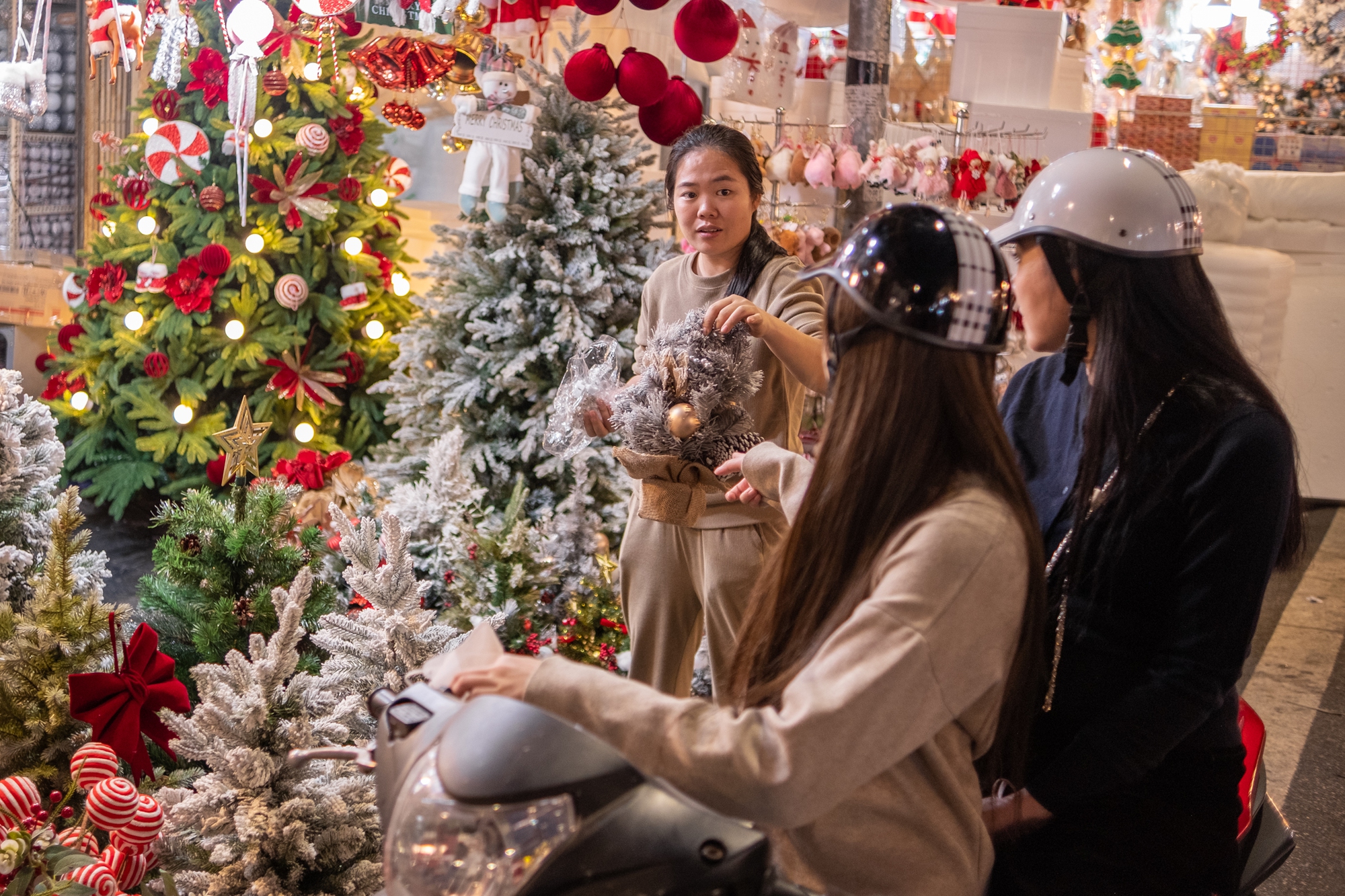 Khách Tây trầm trồ, mê mẩn khi trải nghiệm ‘làng Giáng sinh’ thu nhỏ giữa lòng Hà Nội- Ảnh 14. Khách Tây trầm trồ, mê mẩn khi trải nghiệm ‘làng Giáng sinh’ thu nhỏ giữa lòng Hà Nội- Ảnh 14.